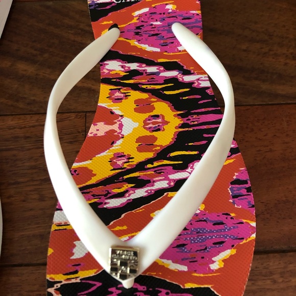 ๐ Vince Camuto Flip Flops - Picture 2 of 4